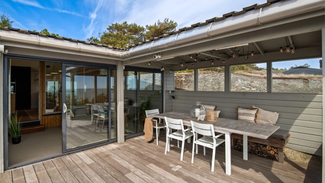 Deler av uteplassen er overbygget med god plass til stort langbord for hele familien. Her er det også montert varmeovner. Perfekt for lange sommerkvelder med venner og familie.