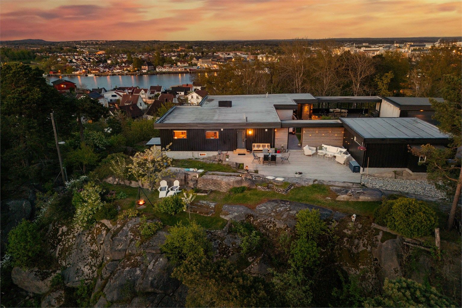 Dette er en oppriktig sjelden mulighet på nordre Kråkerøy; en helt spesiell beliggenhet som bør oppleves ved selvsyn.