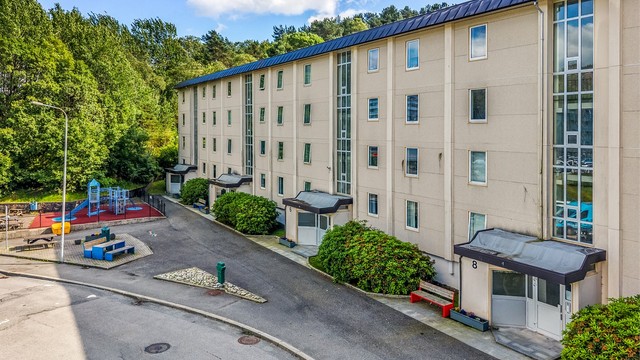 Bygget ligger i et veletablert borettslag med store grøntarealer.