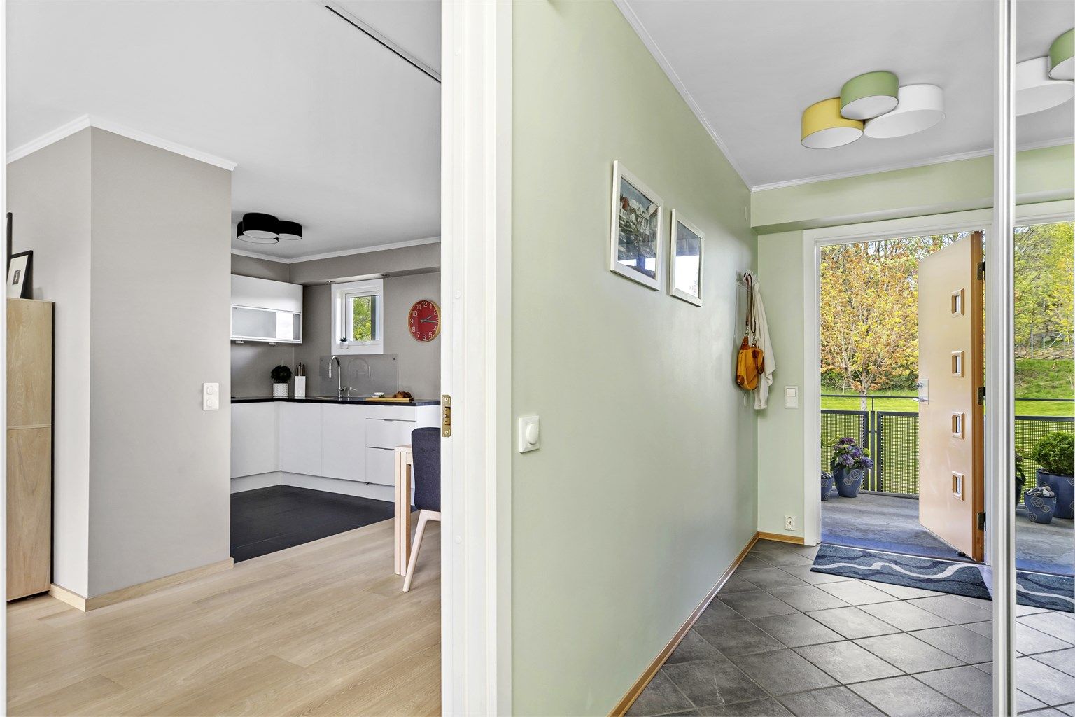 Innbydende entré med slitesterke fliser på gulvet og plass til å henge fra seg yttertøy.
