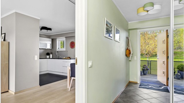 Innbydende entré med slitesterke fliser på gulvet og plass til å henge fra seg yttertøy.