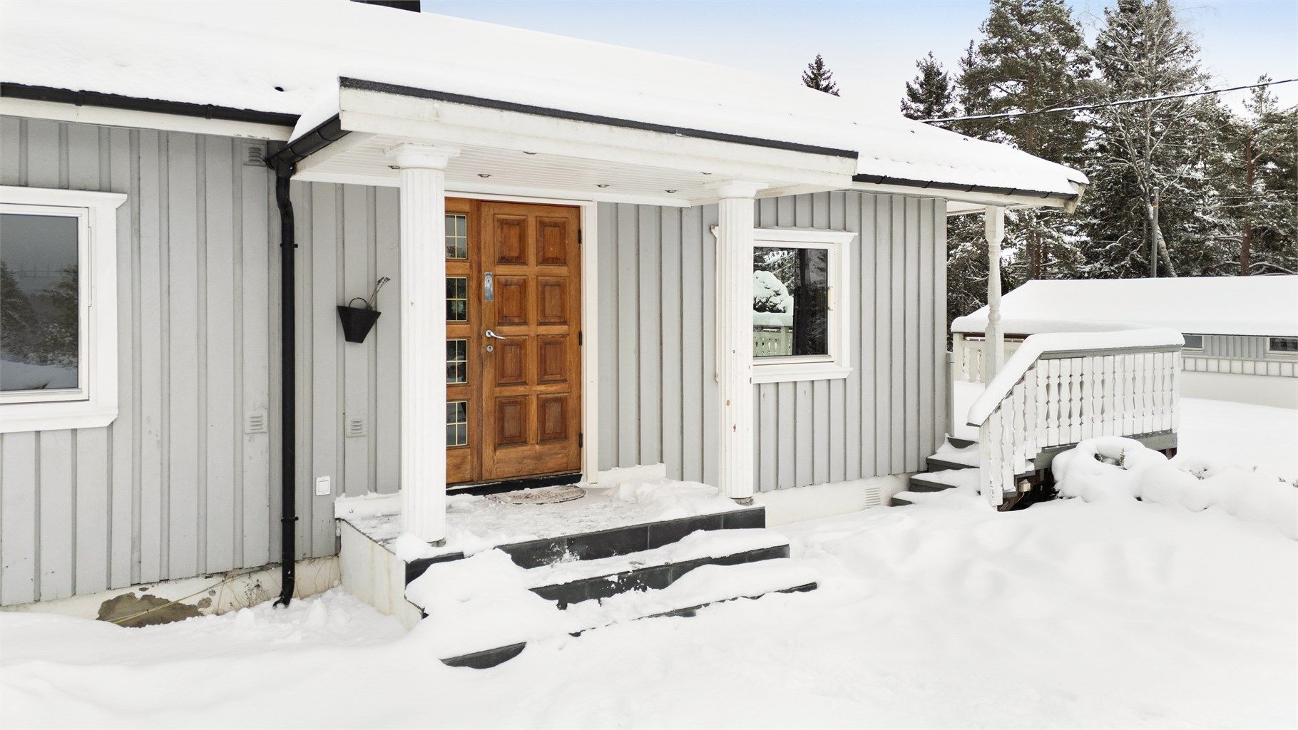 Boligen har et koselig overbygget inngangsparti