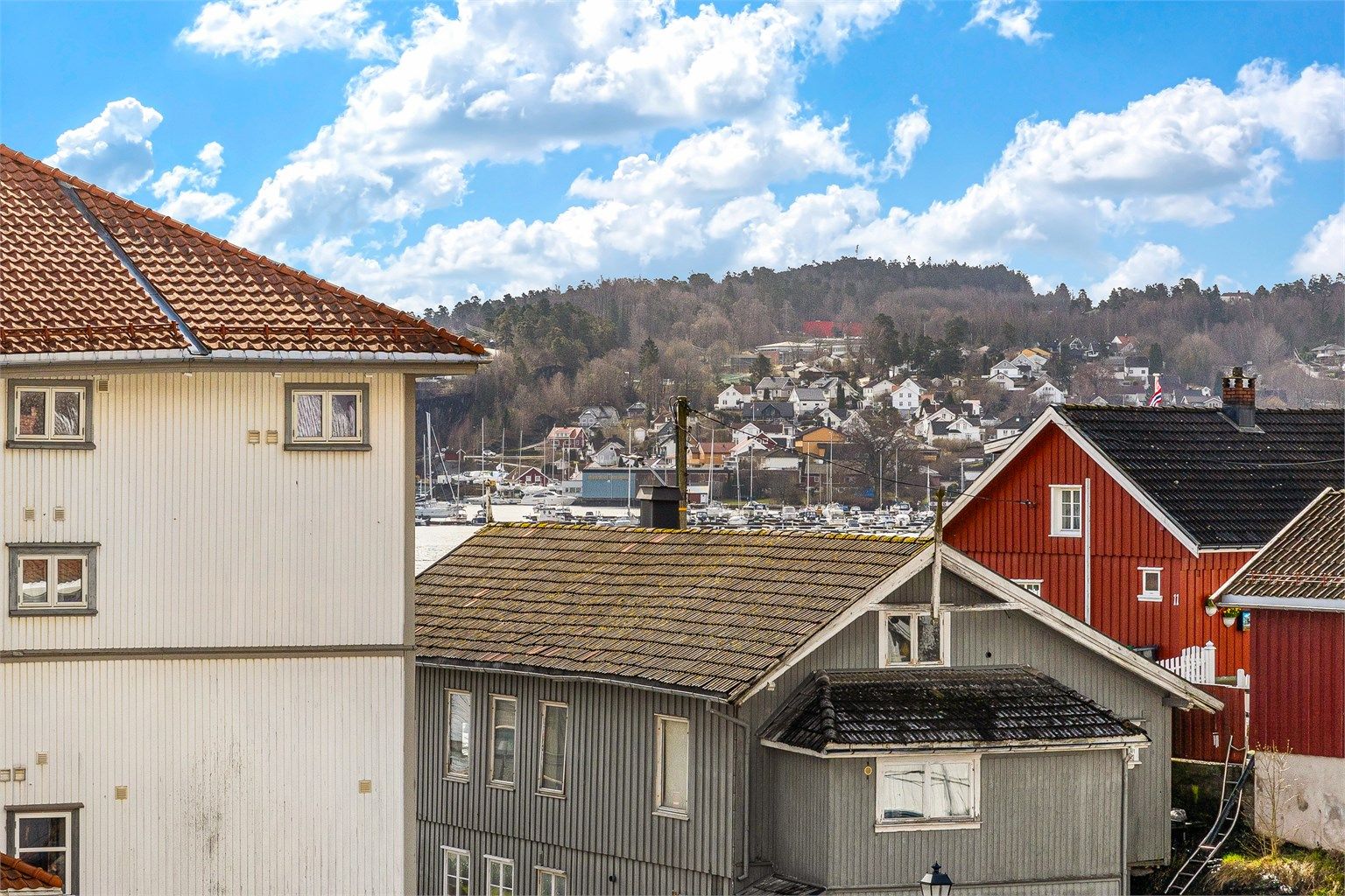 Gløtt av sjø fra altanen.