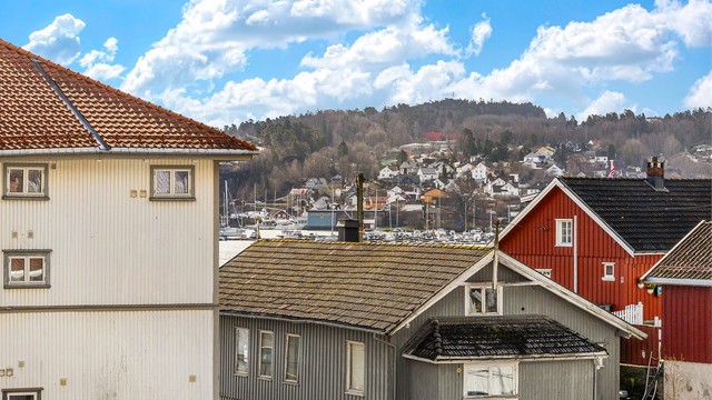 Gløtt av sjø fra altanen.