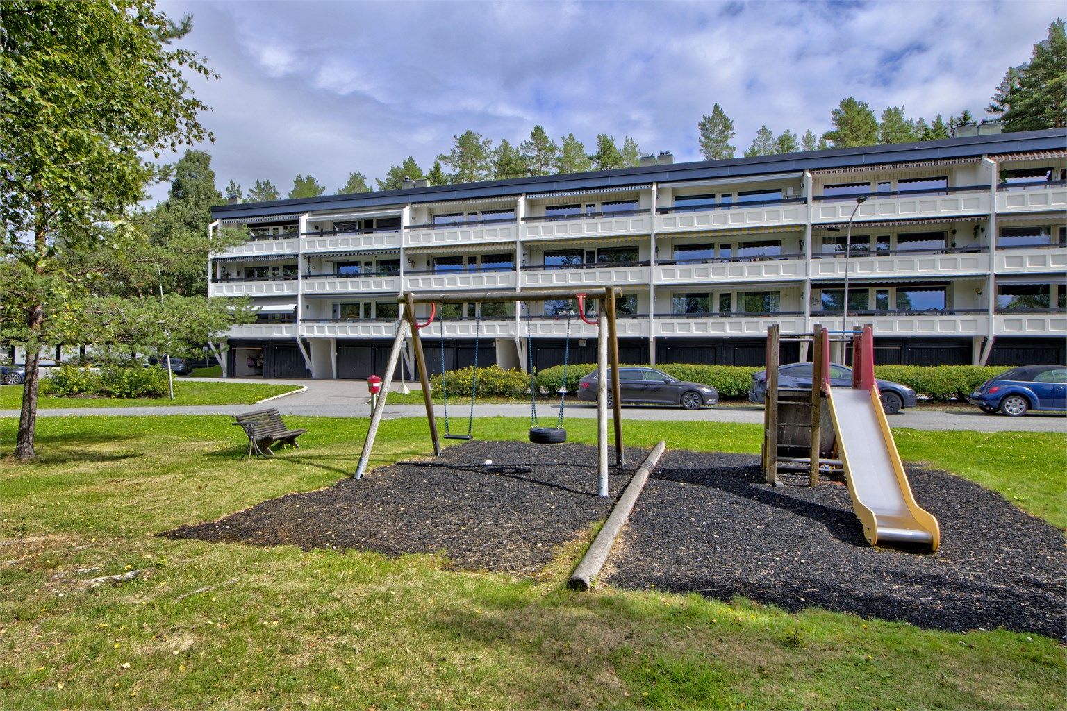 Sittegrupper, lekeplasser, m.m. på sameiets fellesområder - plass til parkering på sameiets tomt (blant annet rett uten for blokken, til venstre i bildekanten)
