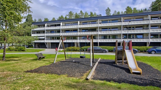 Sittegrupper, lekeplasser, m.m. på sameiets fellesområder - plass til parkering på sameiets tomt (blant annet rett uten for blokken, til venstre i bildekanten)
