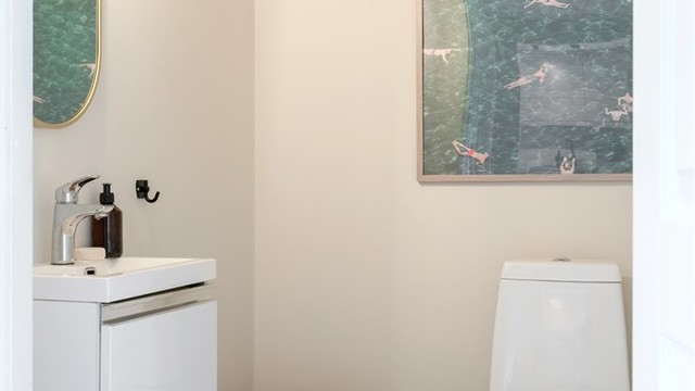 Toalettrommet ligger i tilknytning til entréen.