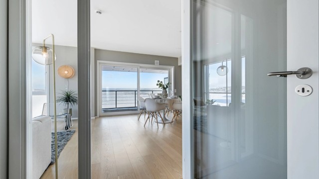 Svært lyst og gjennomgående høy standard.