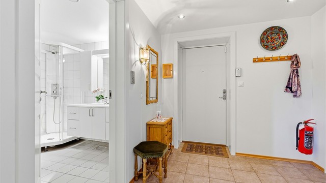 Leiligheten har en romslig entré/gang med varmekabler i gulvet