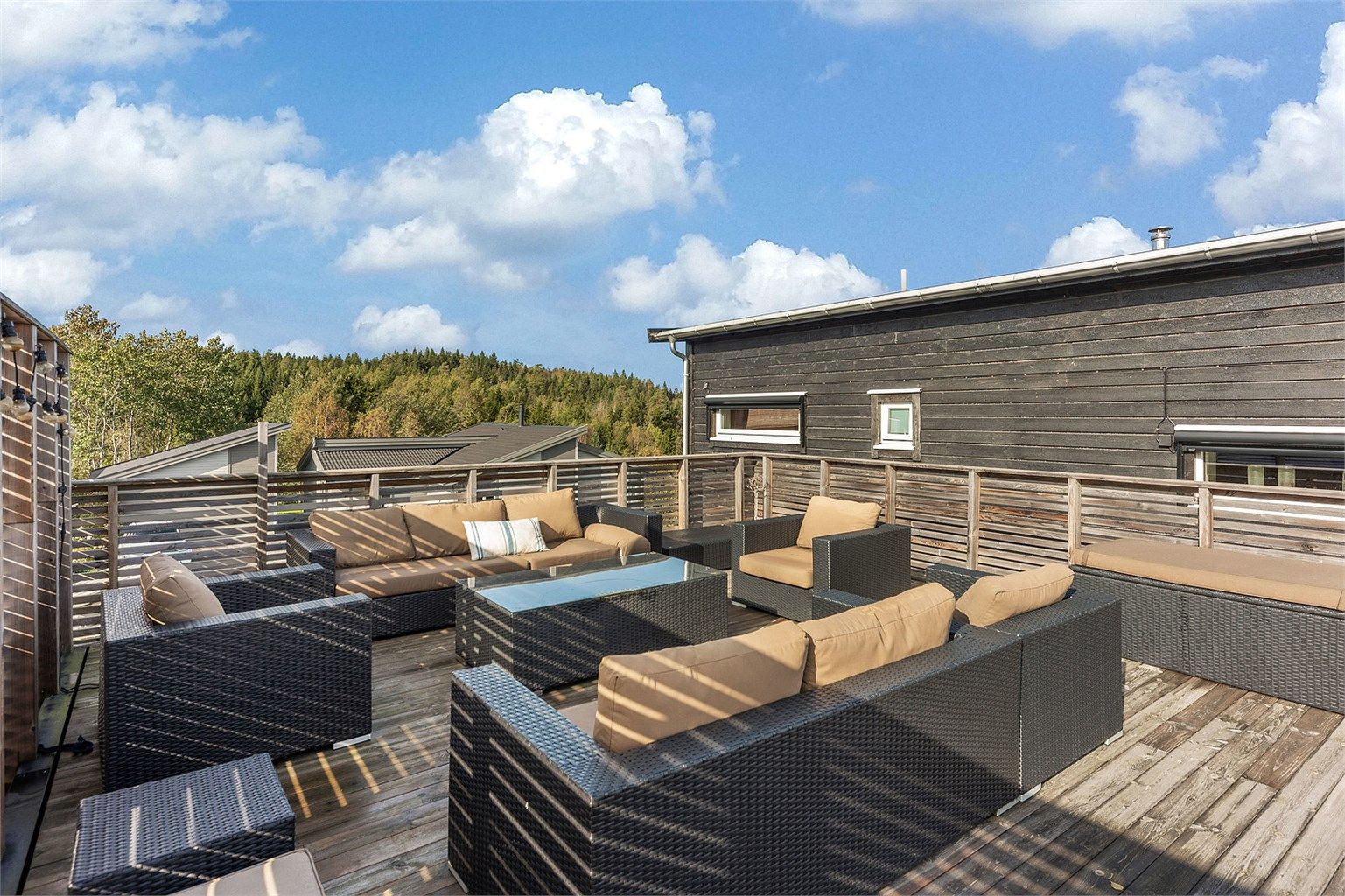 Terrassen er romslig og kan møbleres med både spise- og loungegrupper.