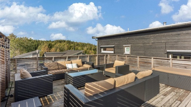 Terrassen er romslig og kan møbleres med både spise- og loungegrupper.