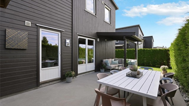 En stor, støpt betongplatting med god plass til både spise- og sofagruppe.