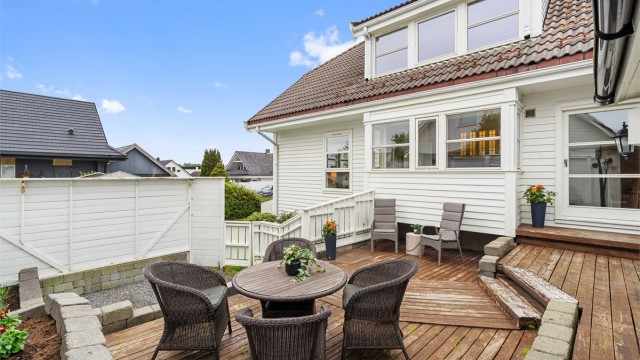 Uteplassen er opparbeidet i flere nivåer med god plass til utemøbler.
