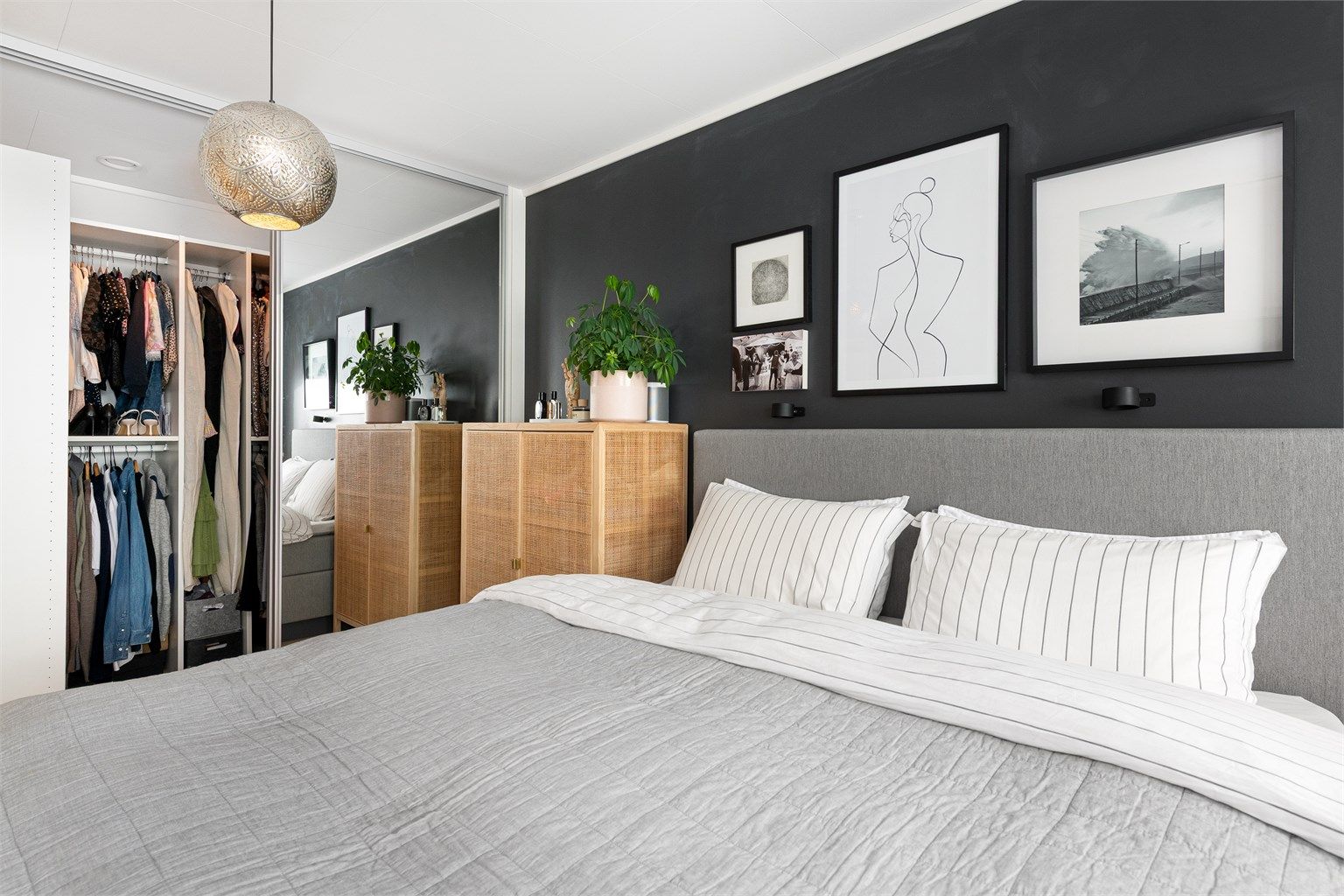 Soverommene har malte plater på veggene og malte gipsplater i himlingen.