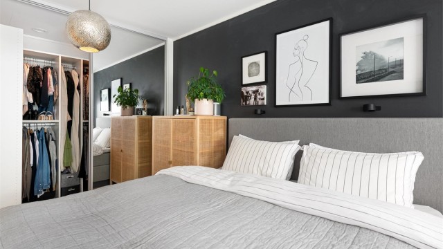 Soverommene har malte plater på veggene og malte gipsplater i himlingen.