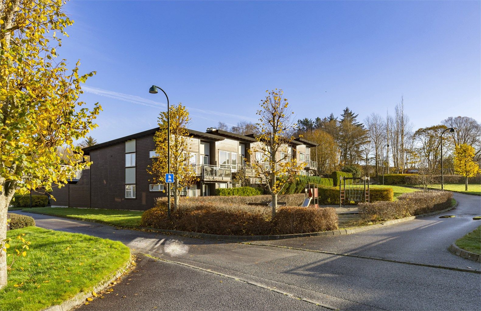 Leiligheten har en attraktiv beliggenhet på toppen av Gausel, i et rolig og veletablert område. Her bor du høyt og fritt, med kort vei til alt du trenger i hverdagen.