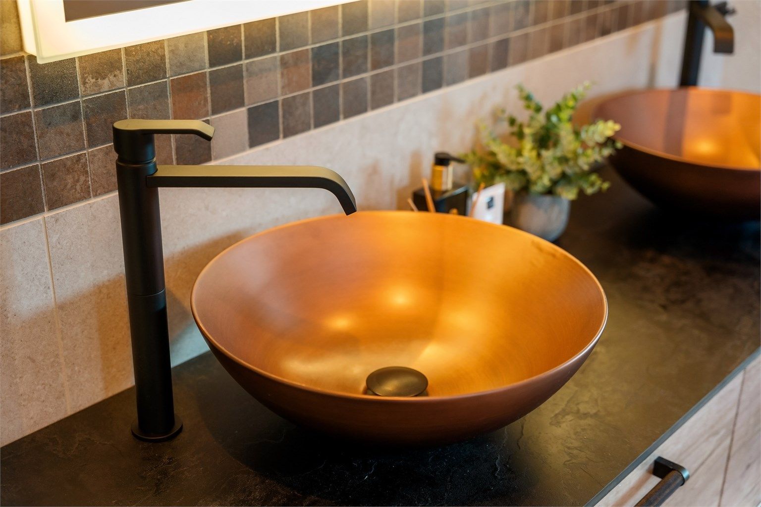 Elegant vegghengt servantskap med doble, ovenpåliggende servanter.