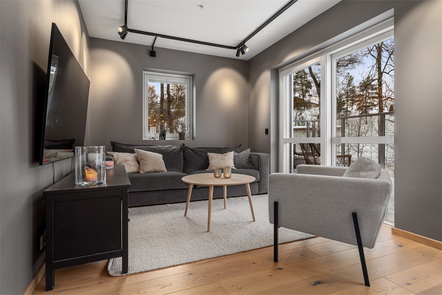 Stuen har plass til sofaløsning med tilhørende møblementer og tv-seksjon. Fra stuen er det utgang til en solrik balkong