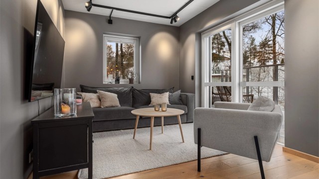 Stuen har plass til sofaløsning med tilhørende møblementer og tv-seksjon. Fra stuen er det utgang til en solrik balkong