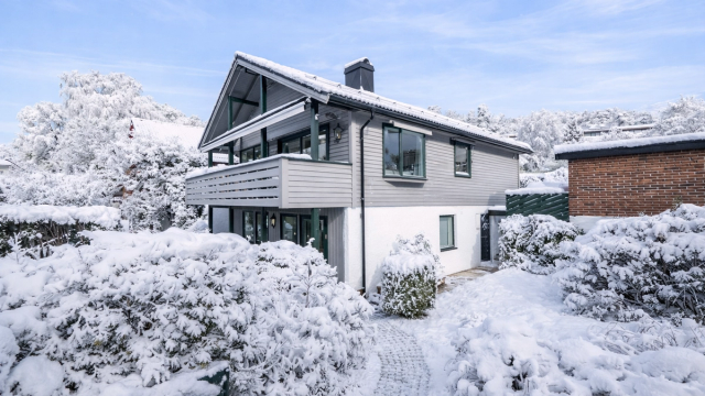 Velkommen til familievennlig bolig i Løkkaskogen 1 B, presentert av Anne Aartun i Krogsveen Foto av Trond Walsø. (Bildet er Ai generert)