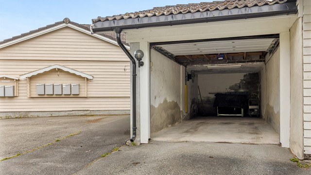 Eiendommen disponerer en enkel garasje på 22 kvm. Garasjen har innlagt strøm, belysning og elektrisk leddport i metall.