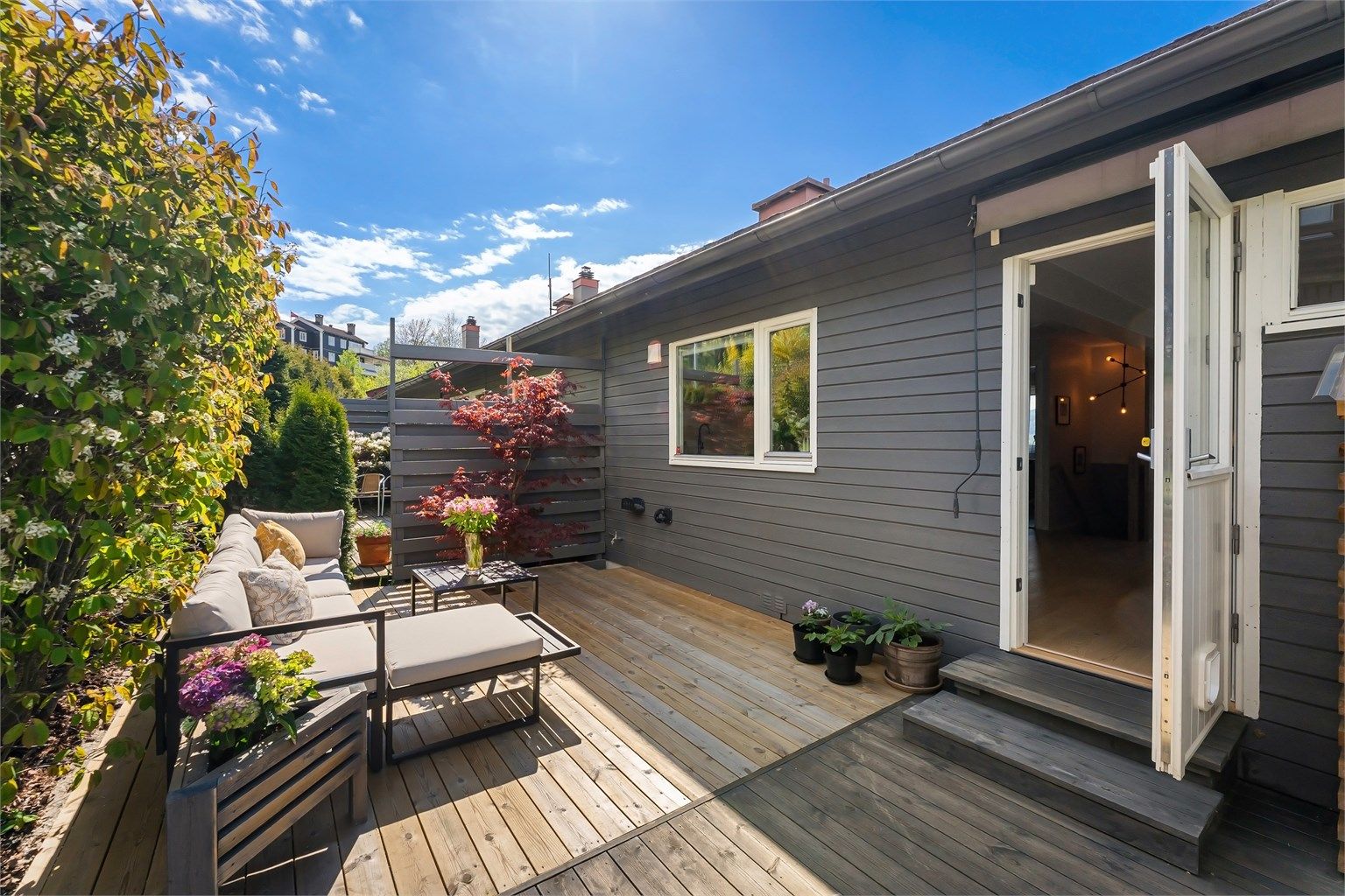 Den usjenerte terrassen på 27 m² har utgang fra spisestuen.