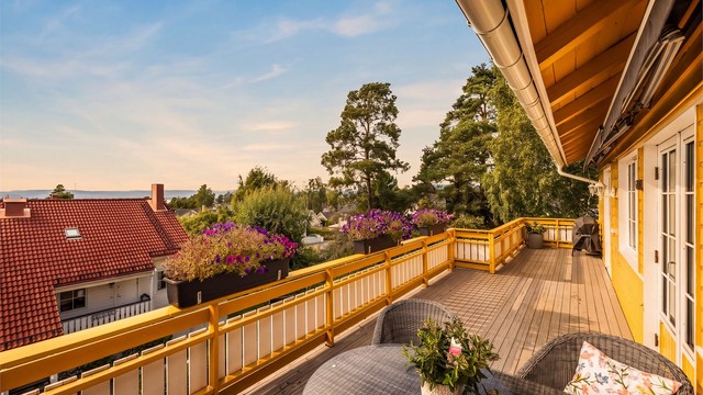 Fra stuen og spisestuen er det utgang til en stor vestvendt veranda på 25 kvm. med utsikt og flotte solforhold.