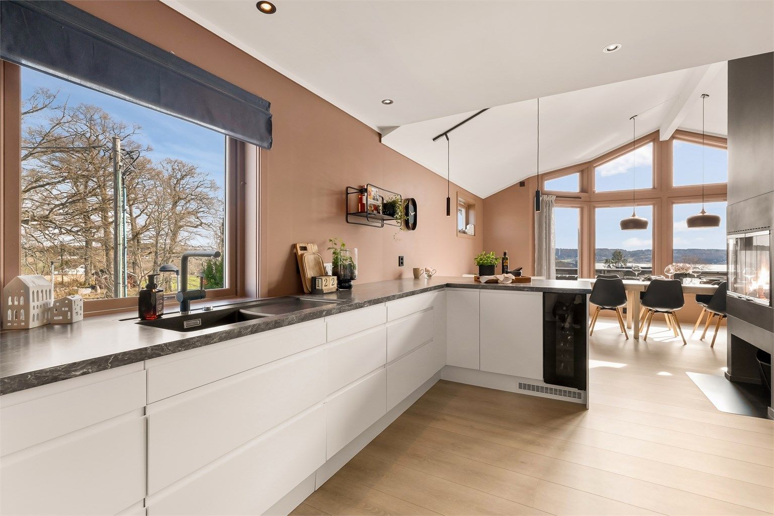 Nylig oppgradert og stort kjøkken i lys utførelse