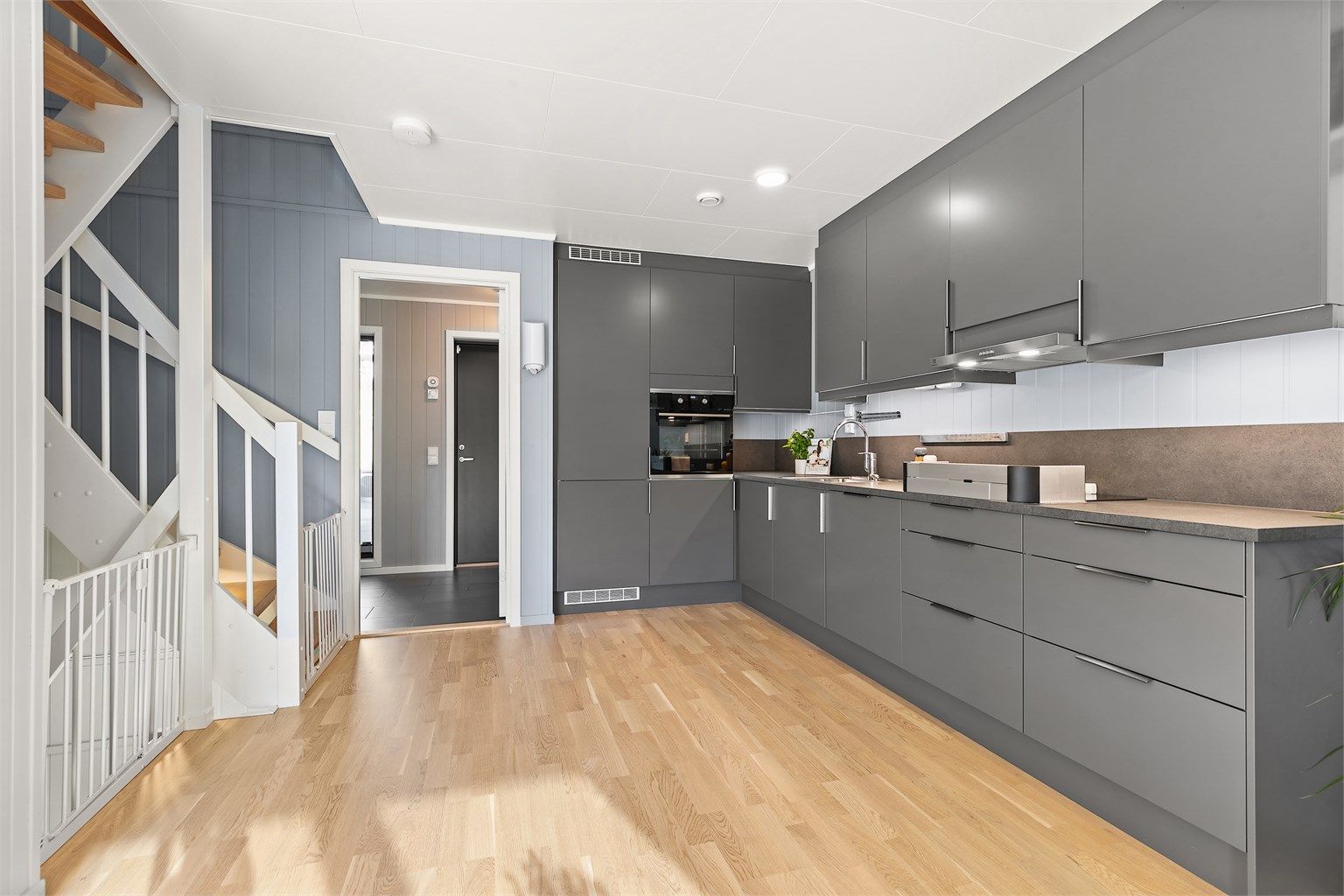 Kitchenboard på veggen gir et eksklusivt preg. 