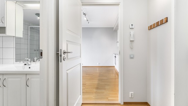 Hovedinngangens porttelefon betjenes fra leilighetens entré.