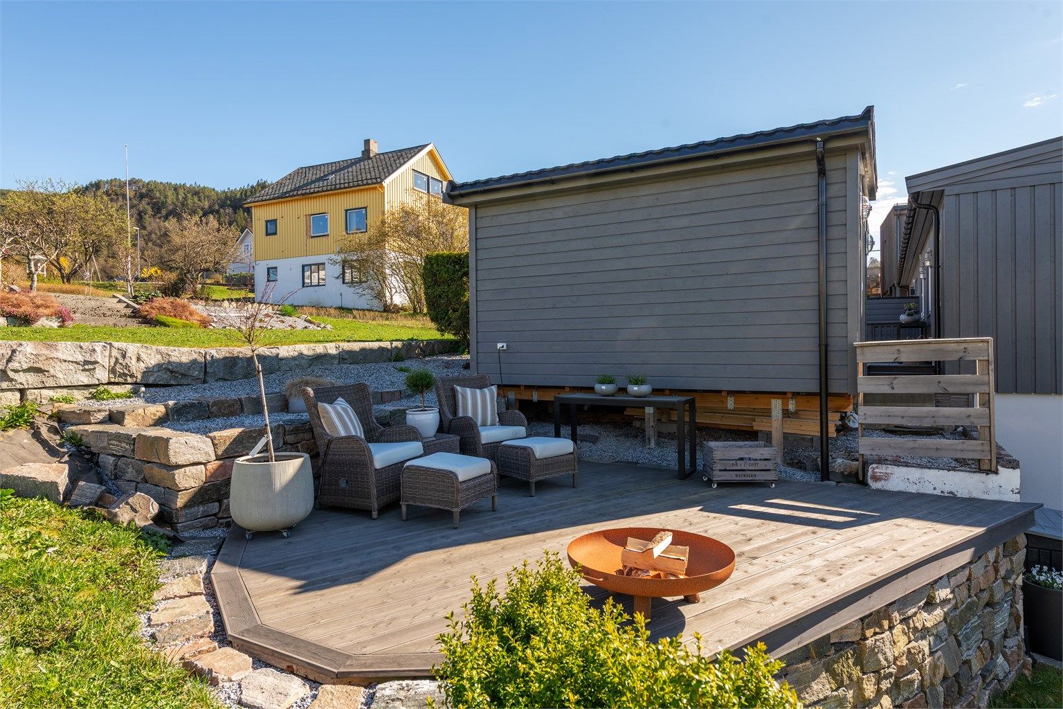 Koselig uteplass mot vest bak hagestuen 