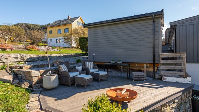 Koselig uteplass mot vest bak hagestuen