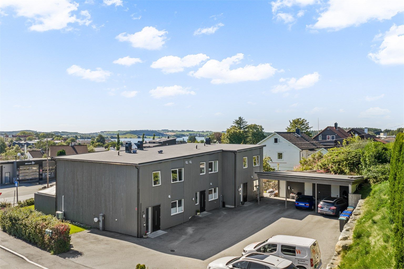 Det er både parkering i carport (plassen til høyre), ved siden av boligen (venstre side i bildet) og i felles gårdsrom for gjester.

Foto: Nordbø Foto