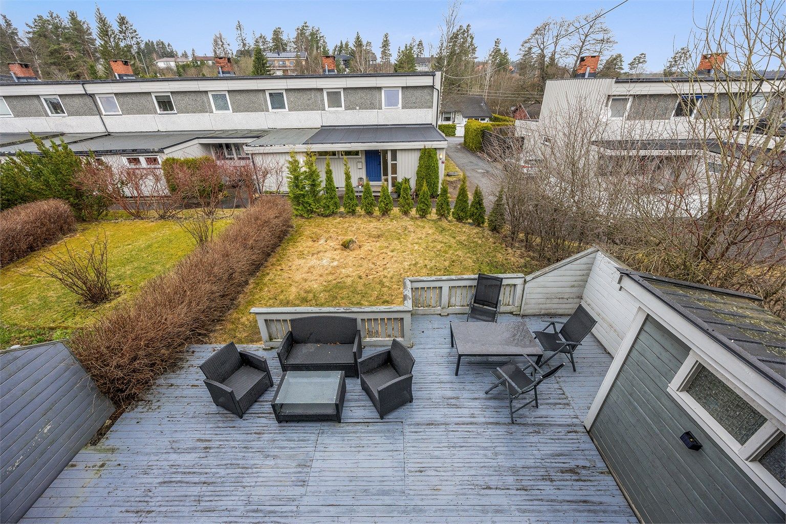 Oversikt over den store terrassen og hagen.