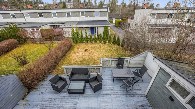 Oversikt over den store terrassen og hagen.