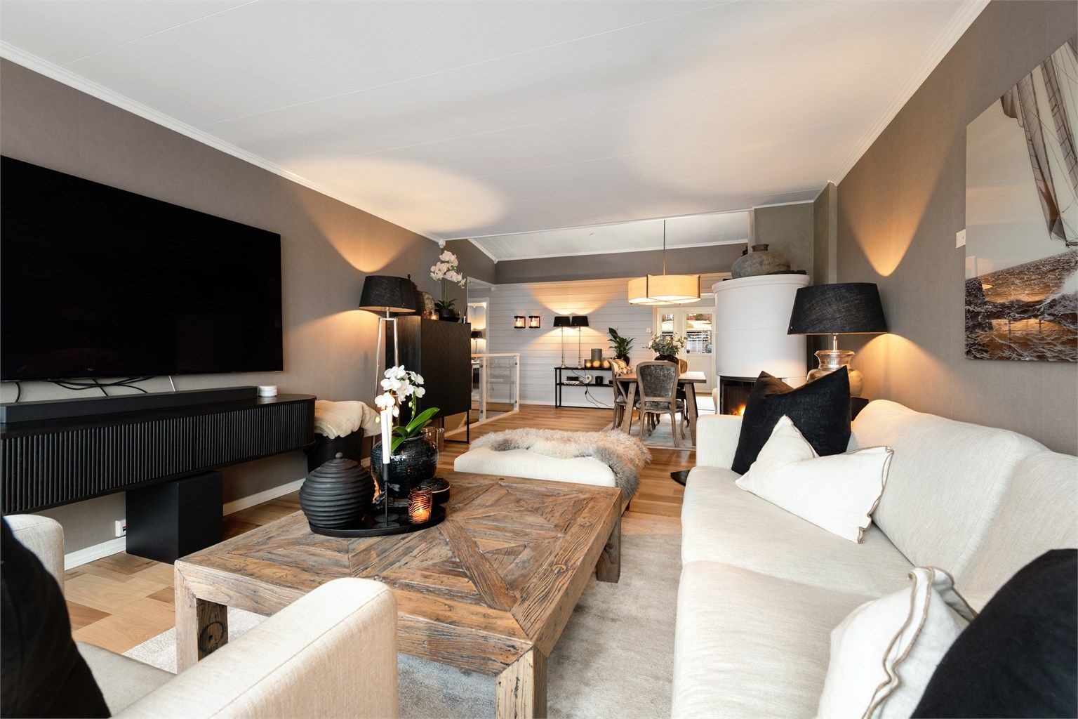 Stuen har god plass til stor sofagruppe, perfekt for avslapning og sosiale stunder 