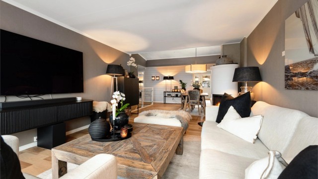 Stuen har god plass til stor sofagruppe, perfekt for avslapning og sosiale stunder