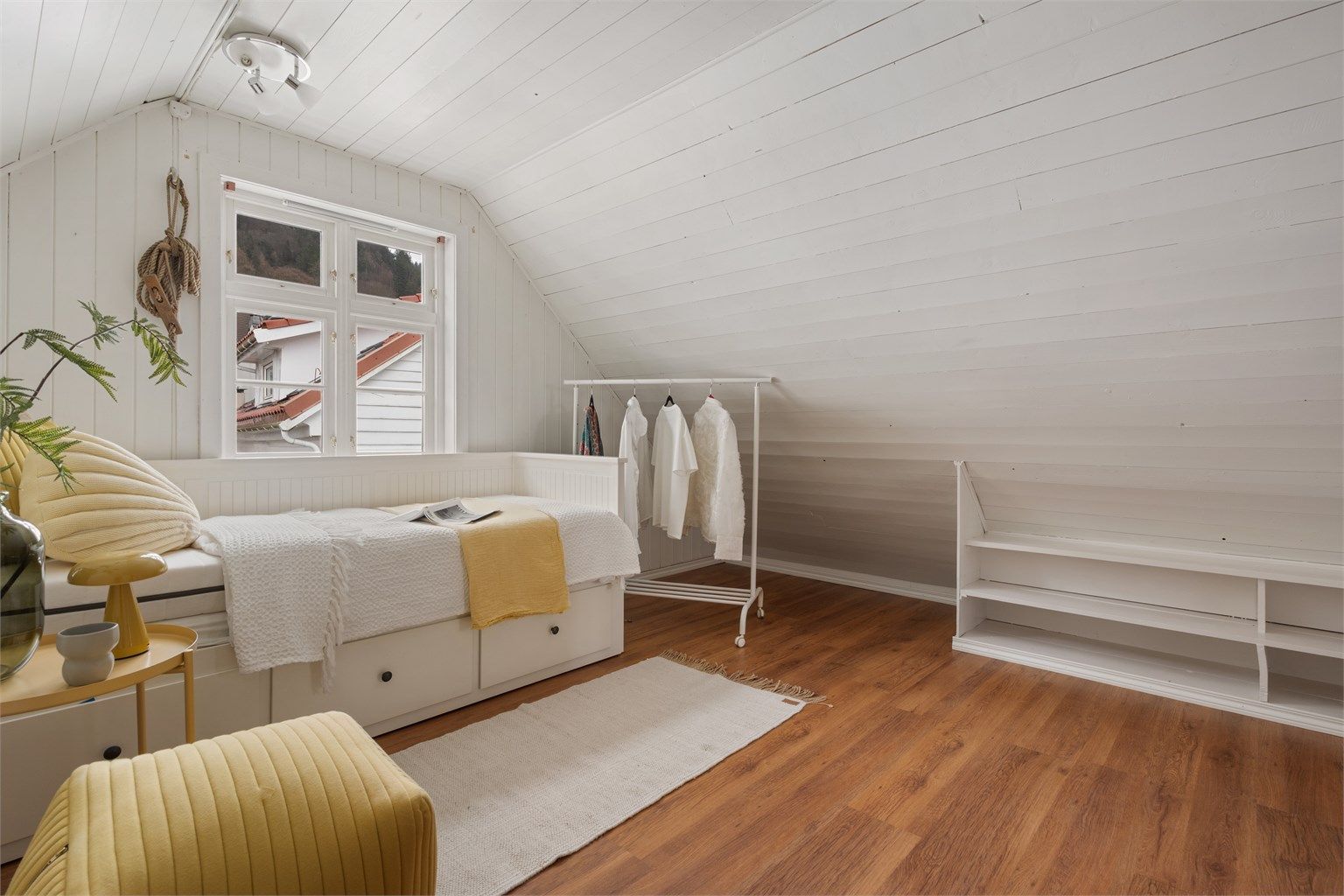 Takhøyde i loftsetasje er varierende, og måler ca. 1,96 meter.