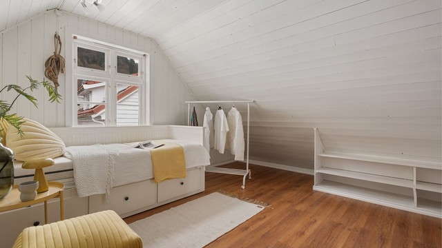 Takhøyde i loftsetasje er varierende, og måler ca. 1,96 meter.