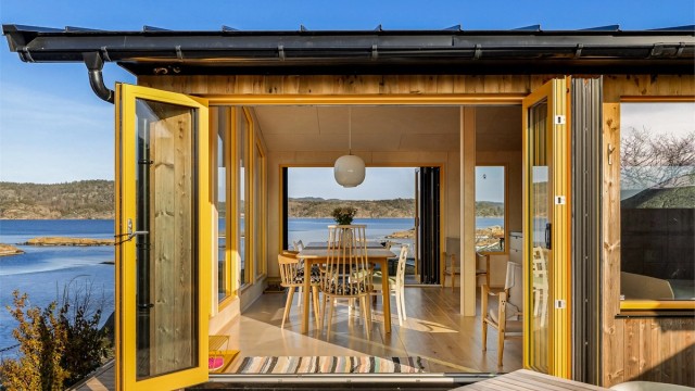 Luftig: Åpnes foldedørveggene på hver side av stuen blir terrassen en naturlig fortsettelse av dette lyse luftige rommet. Møbleringen er lett og fleksibel. Legg også merke til at innvendig gangarealet mellom terrassene er av betong.