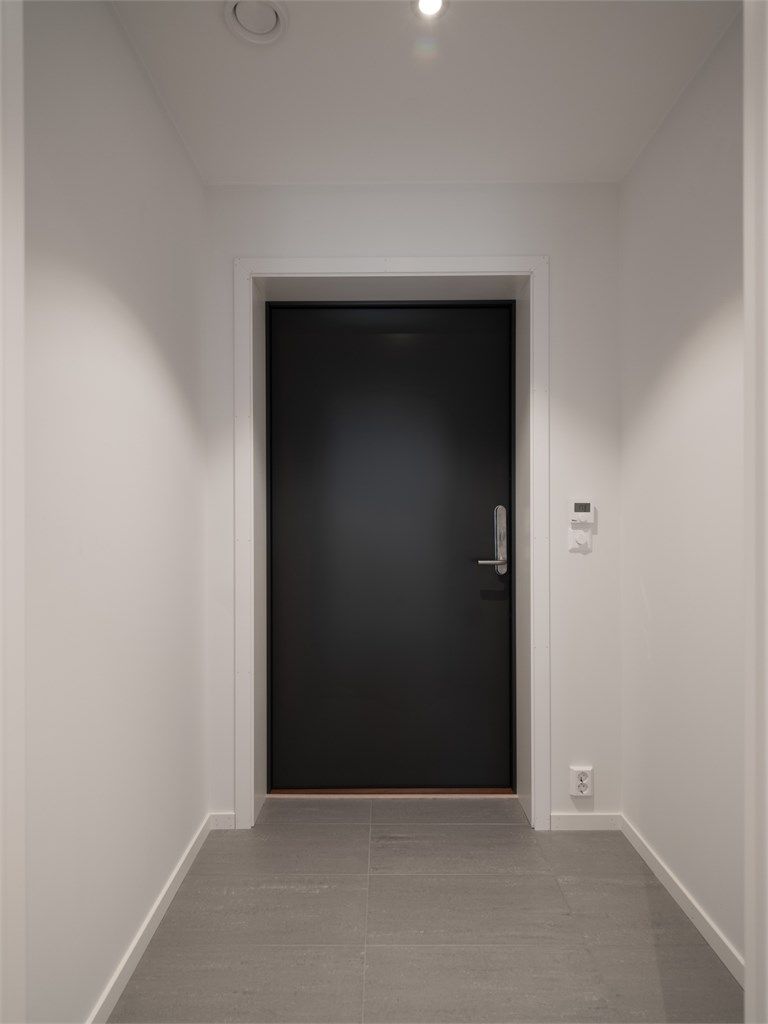 Velkommen inn! Flislagt gulv i entréen.