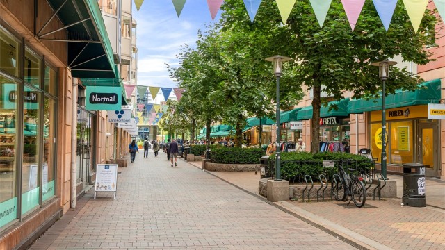Grønlands Torg ligger like ved, mens Bjørvika og Sørenga nås med en kort spasertur. Dagligvarehandelen gjøres enkelt hos MENY (2 min.) eller KIWI (4 min.).