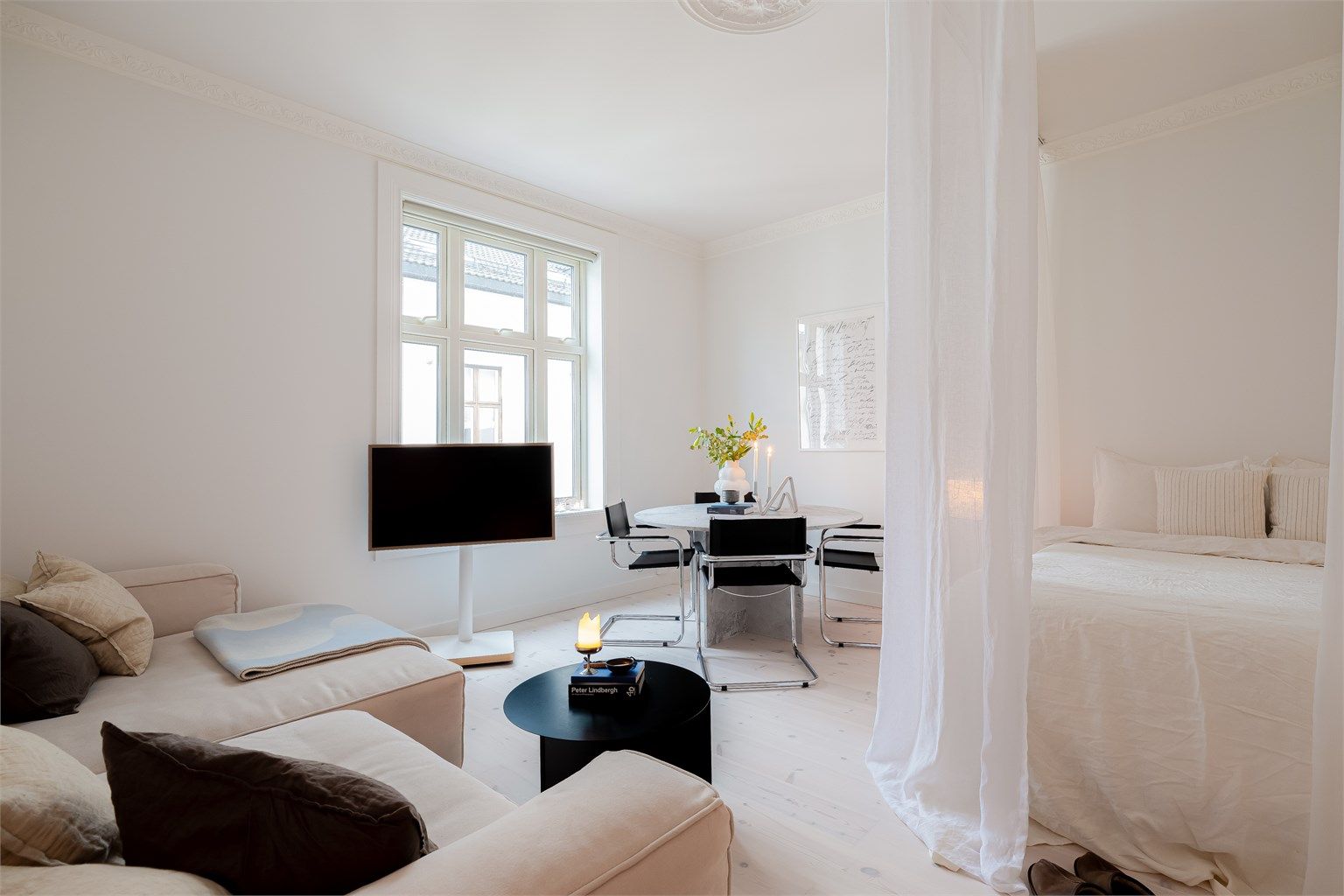 Med nøye utvalgte materialer byr denne boligen på en unik atmosfære, hvor hvert rom er preget av funksjonalitet og estetikk. 