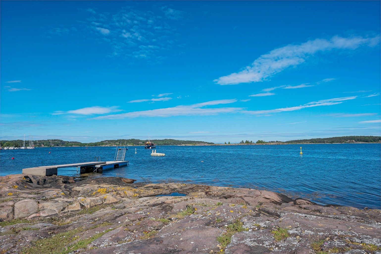 Kystlinjen byr på fine badeplasser og rekreasjonsmuligheter gjennom hele sommeren.