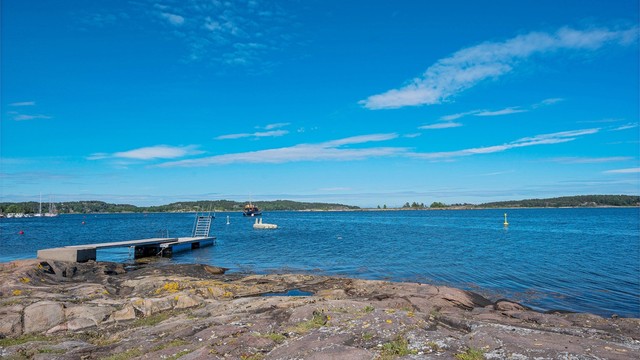 Kystlinjen byr på fine badeplasser og rekreasjonsmuligheter gjennom hele sommeren.