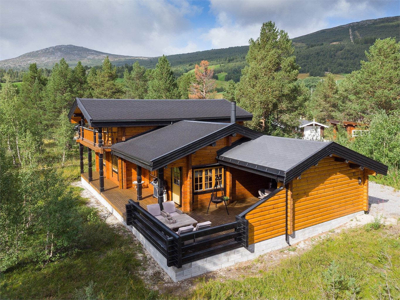 Krogsveen Sunnmøre v/Eiendomsmegler Harald Osdal ønsker velkommen til Hotellvegen 11, en stor og innholdsrik fritidseiendom med meget sentral beliggenhet like ved alpinanlegget på Bjorli 