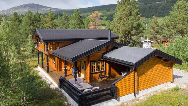 Krogsveen Sunnmøre v/Eiendomsmegler Harald Osdal ønsker velkommen til Hotellvegen 11, en stor og innholdsrik fritidseiendom med meget sentral beliggenhet like ved alpinanlegget på Bjorli