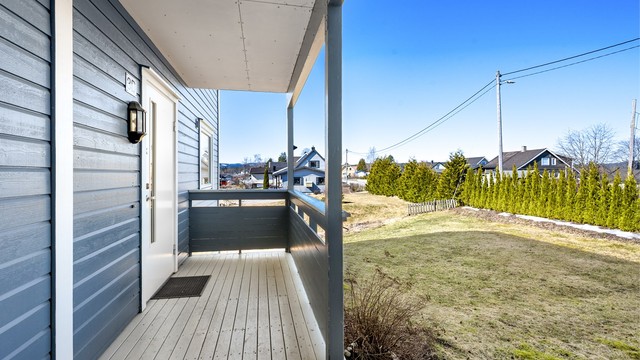 Leiligheten har enkel adkomst i første etasje via svalgang.