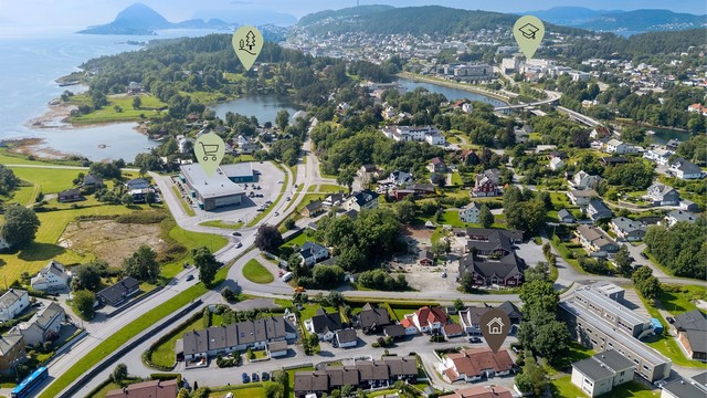 Kiwi Klokkersund ligger ikke langt unna, i tillegg har man kort veg til turområdet ved Borgundgavlen, NTNU, fagskolen og Norsk Maritimt kompetansesenter