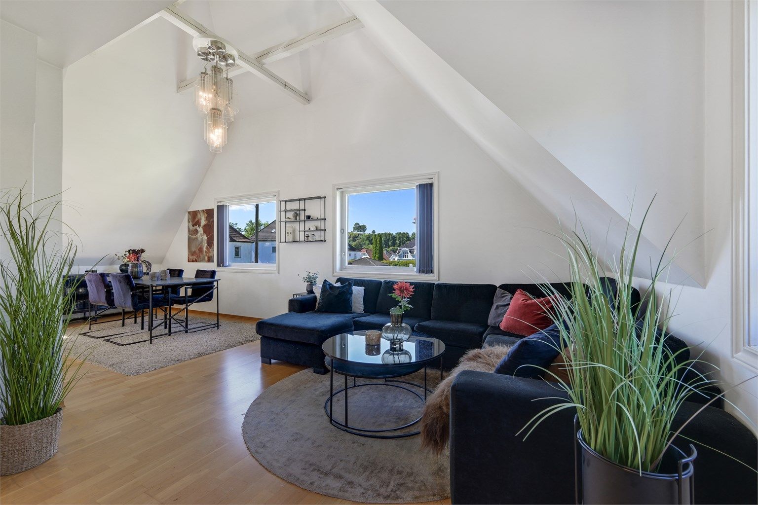 Det er flere innredningsmuligheter og rommet har en åpen løsning mot spiseplass og kjøkken. 